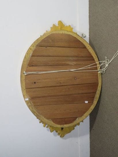 Miroir ovale à encadrement en bois et stuc...