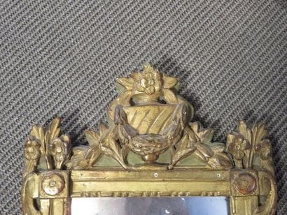 Petit miroir rectangulaire à encadrement...