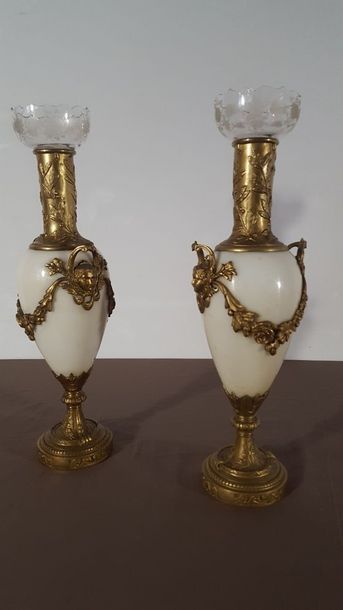 Paire de vases en marbre blanc à monture...