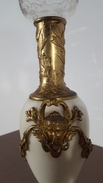 Paire de vases en marbre blanc à monture...