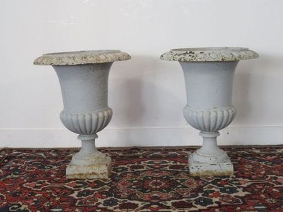 Paire de vases Médicis sur piédouche en fonte...