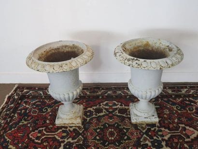 Paire de vases Médicis sur piédouche en fonte...