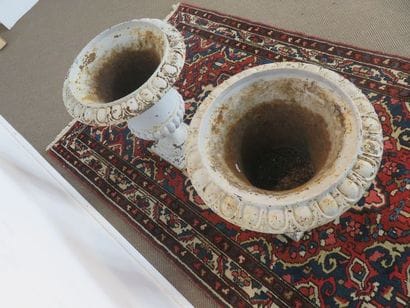 Paire de vases Médicis sur piédouche en fonte...