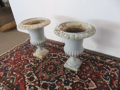 Paire de vases Médicis sur piédouche en fonte...