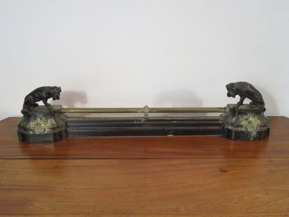 Barre de foyer en fonte de fer et bronze....