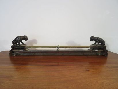Barre de foyer en fonte de fer et bronze....
