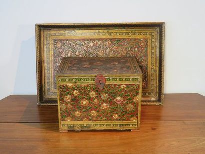 Petit cabinet en carton bouilli polychrome,...