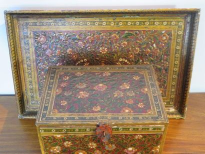 Petit cabinet en carton bouilli polychrome,...