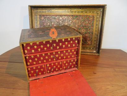 Petit cabinet en carton bouilli polychrome,...