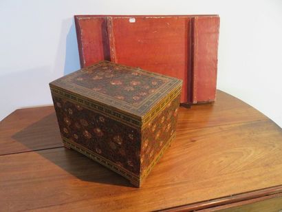 Petit cabinet en carton bouilli polychrome,...