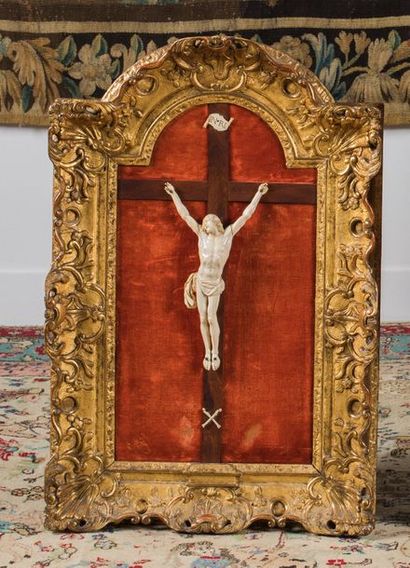 Christ en ivoire sculpté, la tête penchée...