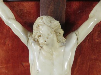 Christ en ivoire sculpté, la tête penchée...