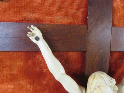 Christ en ivoire sculpté, la tête penchée...