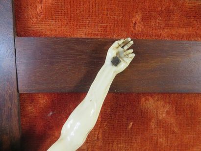 Christ en ivoire sculpté, la tête penchée...