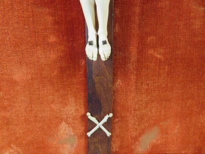 Christ en ivoire sculpté, la tête penchée...