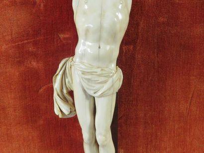 Christ en ivoire sculpté, la tête penchée...