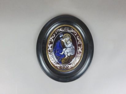 Médaillon ovale bombé en émaux de Limoges...