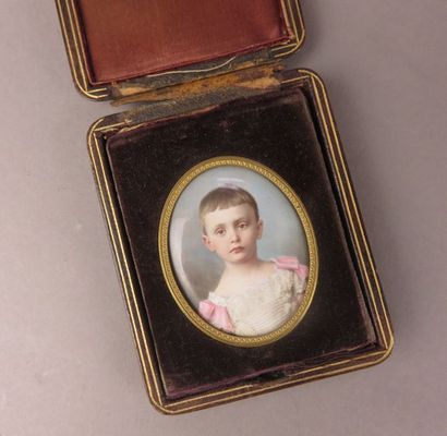 Miniature ovale en porcelaine figurant un...