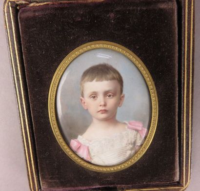 Miniature ovale en porcelaine figurant un...