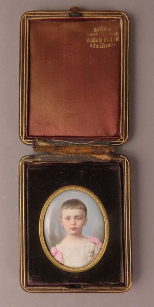 Miniature ovale en porcelaine figurant un...