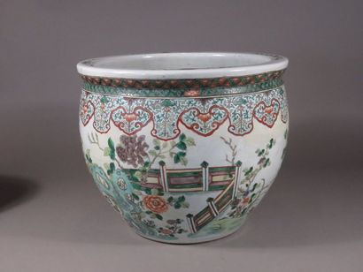 CHINE Vasque en porcelaine à décor polychrome...