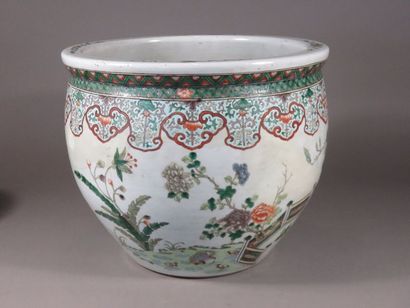 CHINE Vasque en porcelaine à décor polychrome...