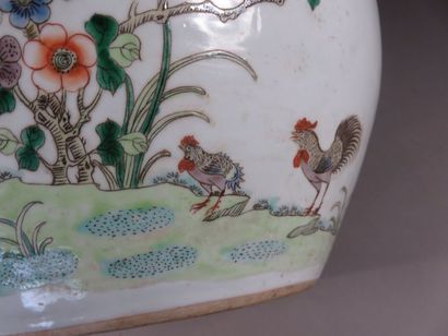 CHINE Vasque en porcelaine à décor polychrome...