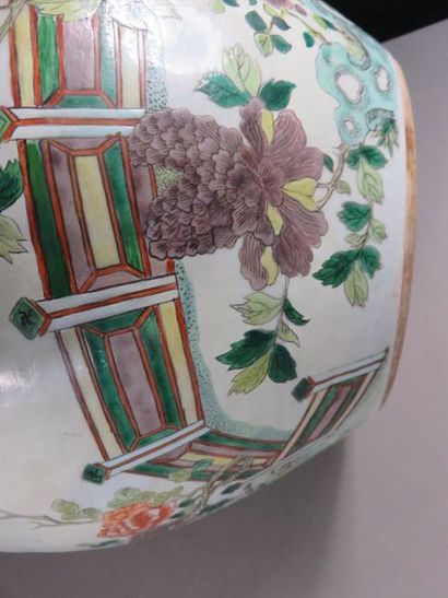 CHINE Vasque en porcelaine à décor polychrome...
