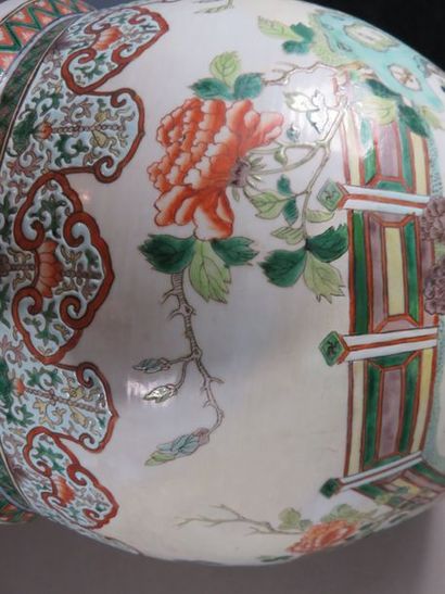 CHINE Vasque en porcelaine à décor polychrome...
