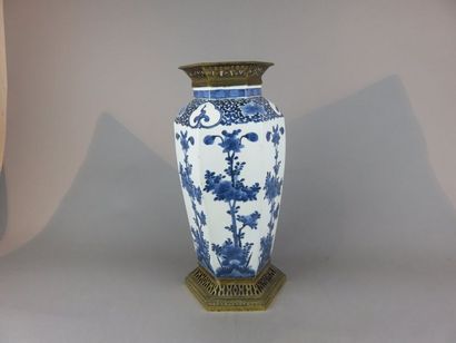 CHINE - Fin XIXe siècle Vase hexagonal balustre...