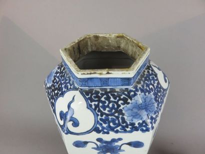 CHINE - Fin XIXe siècle Vase hexagonal balustre...
