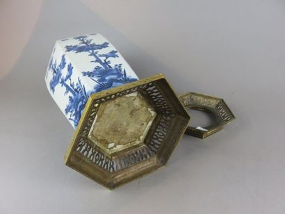 CHINE - Fin XIXe siècle Vase hexagonal balustre...