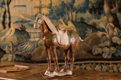 CHINE - Époque TANG (618 - 907) Cheval sellé...