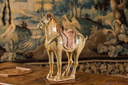 CHINE - Époque TANG (618 - 907) Cheval sellé...
