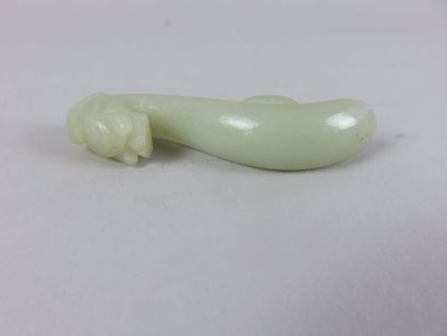 CHINE - XIXe siècle Fibule en néphrite céladon,...