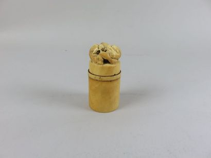 CHINE - XIXe siècle Boite à opium en ivoire,...