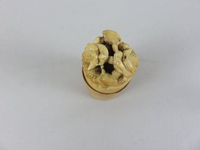 CHINE - XIXe siècle Boite à opium en ivoire,...