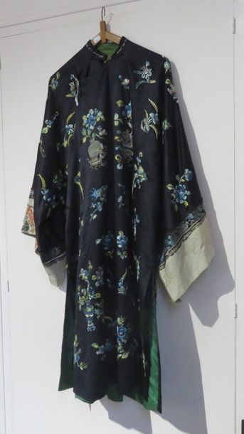CHINE - Fin XIXe siècle Robe en soie bleu...