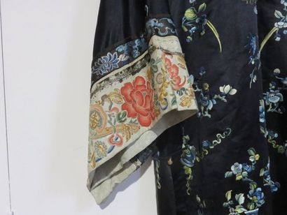 CHINE - Fin XIXe siècle Robe en soie bleu...