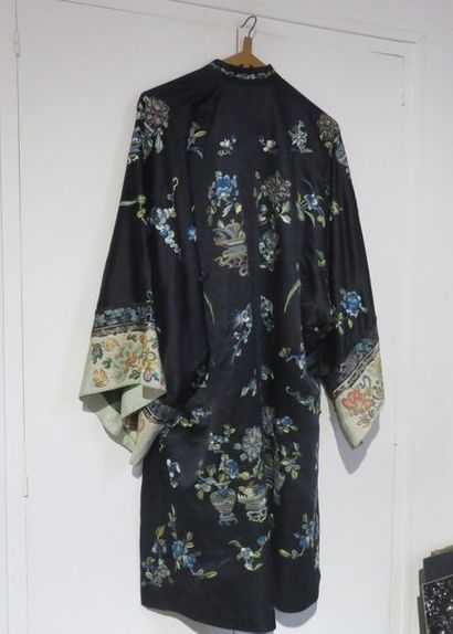 CHINE - Fin XIXe siècle Robe en soie bleu...