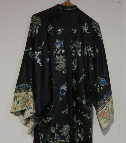 CHINE - Fin XIXe siècle Robe en soie bleu...