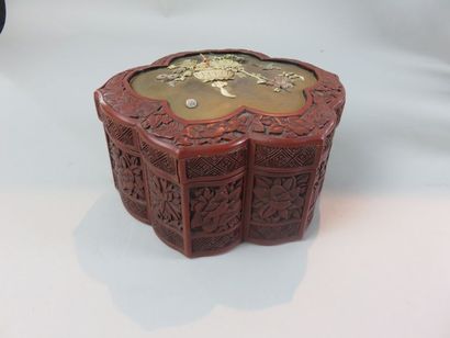 JAPON - XIXe siècle Boite polylobée en laque...