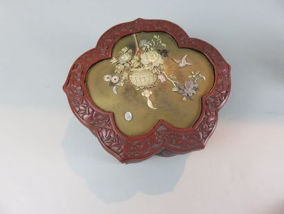 JAPON - XIXe siècle Boite polylobée en laque...