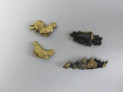 JAPON - XIXe siècle Quatre menuki en shibuichi...