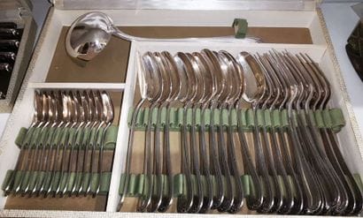 MENAGERE (61 pièces) en métal argenté. PARIS,...