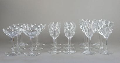 BACCARAT France Service de verres à pied...