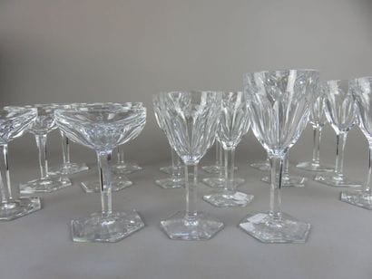 BACCARAT France Service de verres à pied...