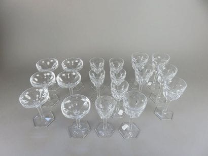 BACCARAT France Service de verres à pied...