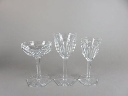 BACCARAT France Service de verres à pied...