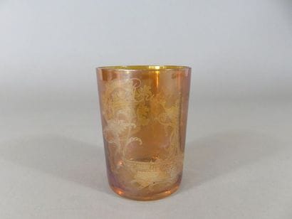 SAINT-LOUIS Verre ambré en cristal gravé...